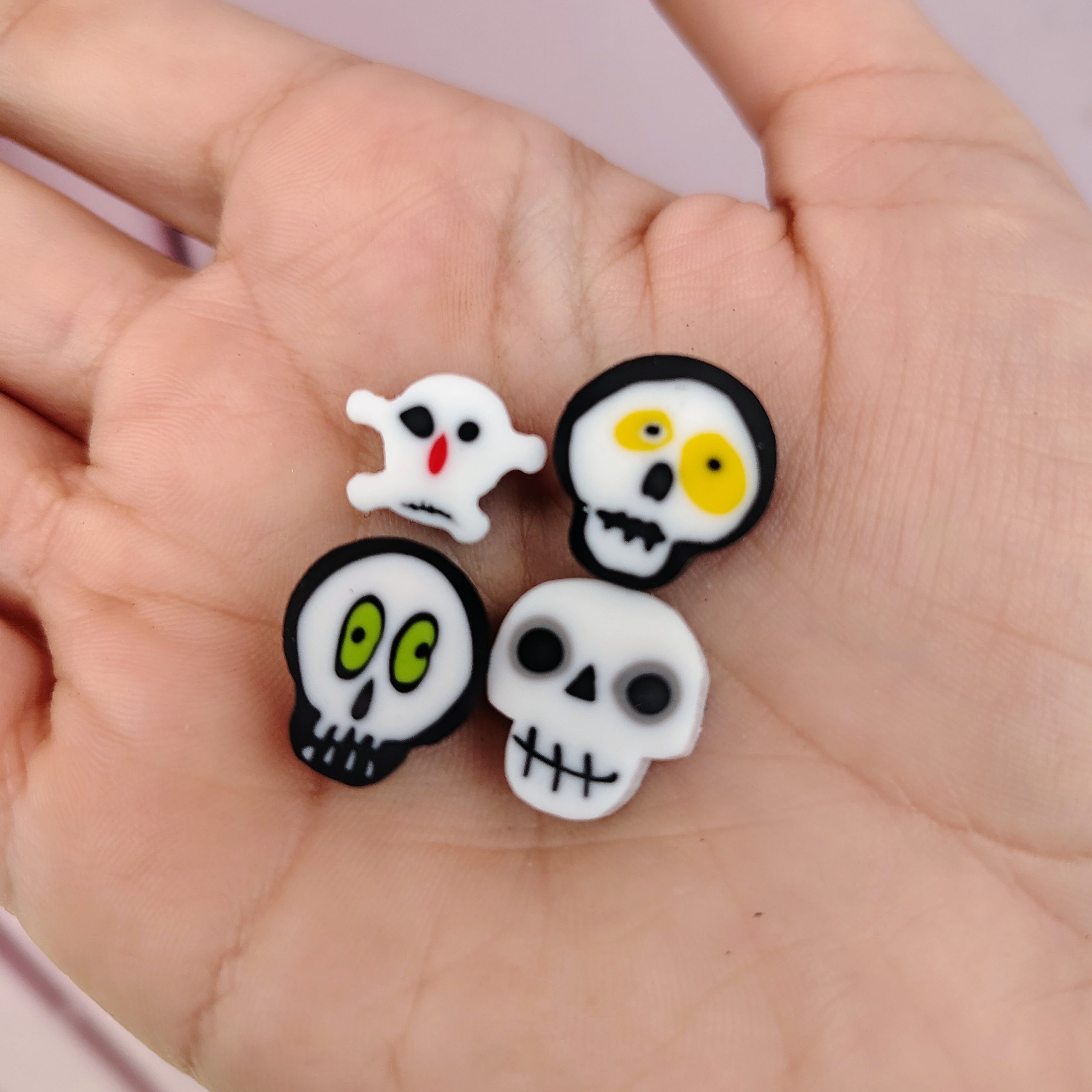 pote com mini borrachas caveiras