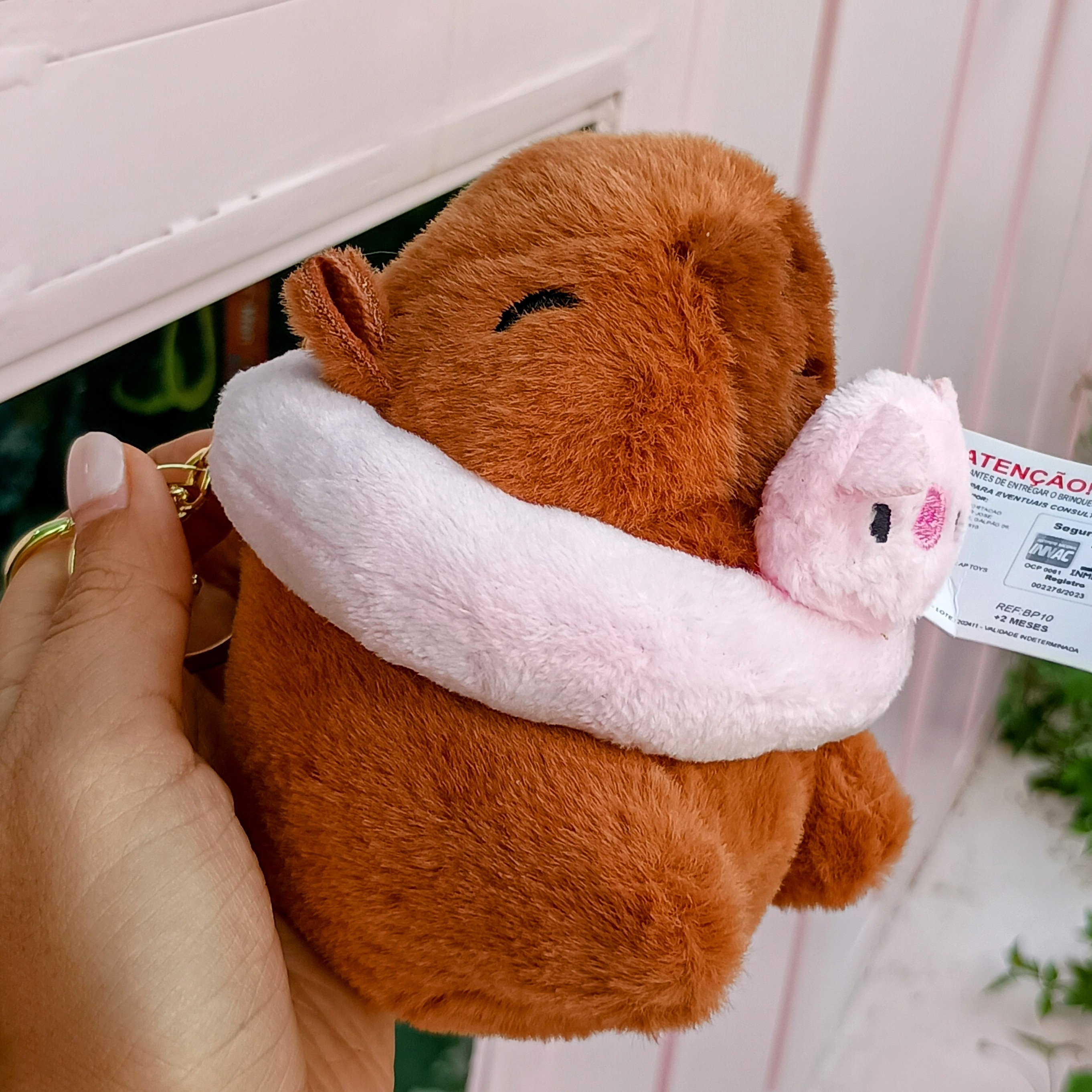 Pelucia chaveiro capivara com a boia