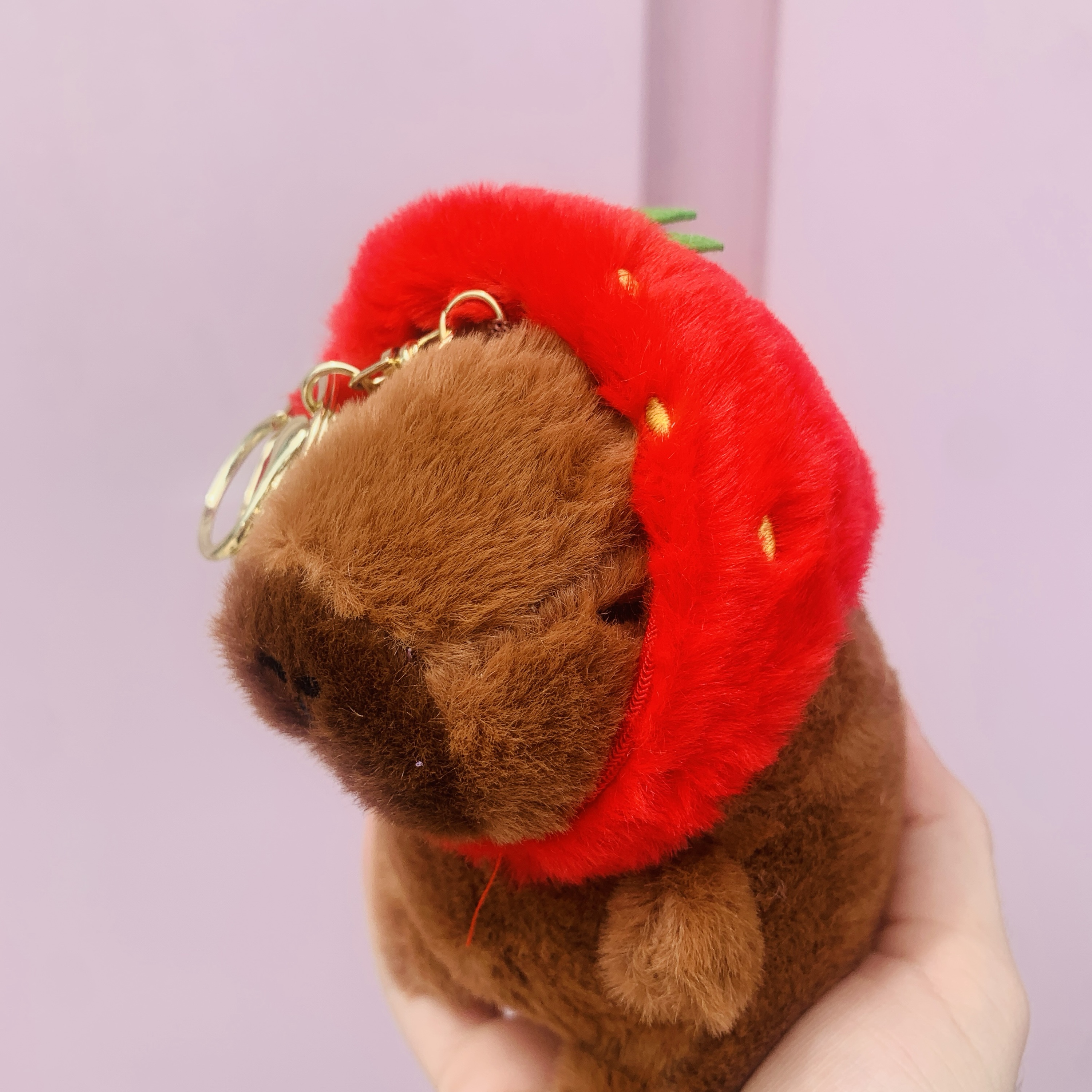 Chaveiro pelucia capivara touca morango